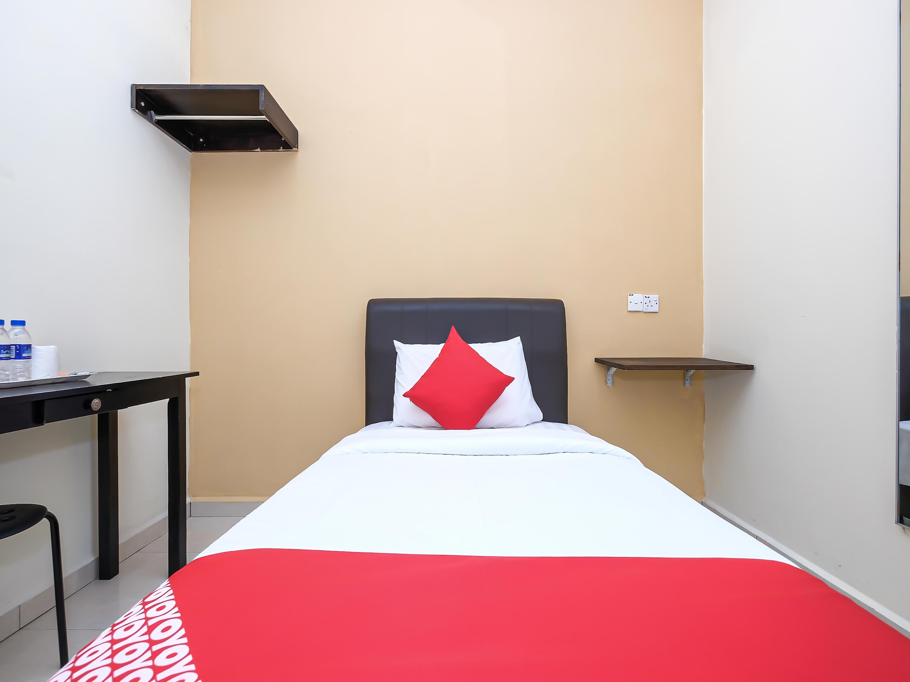 Oyo 89493 Q Hotel Mentakab Mentekab Exterior photo