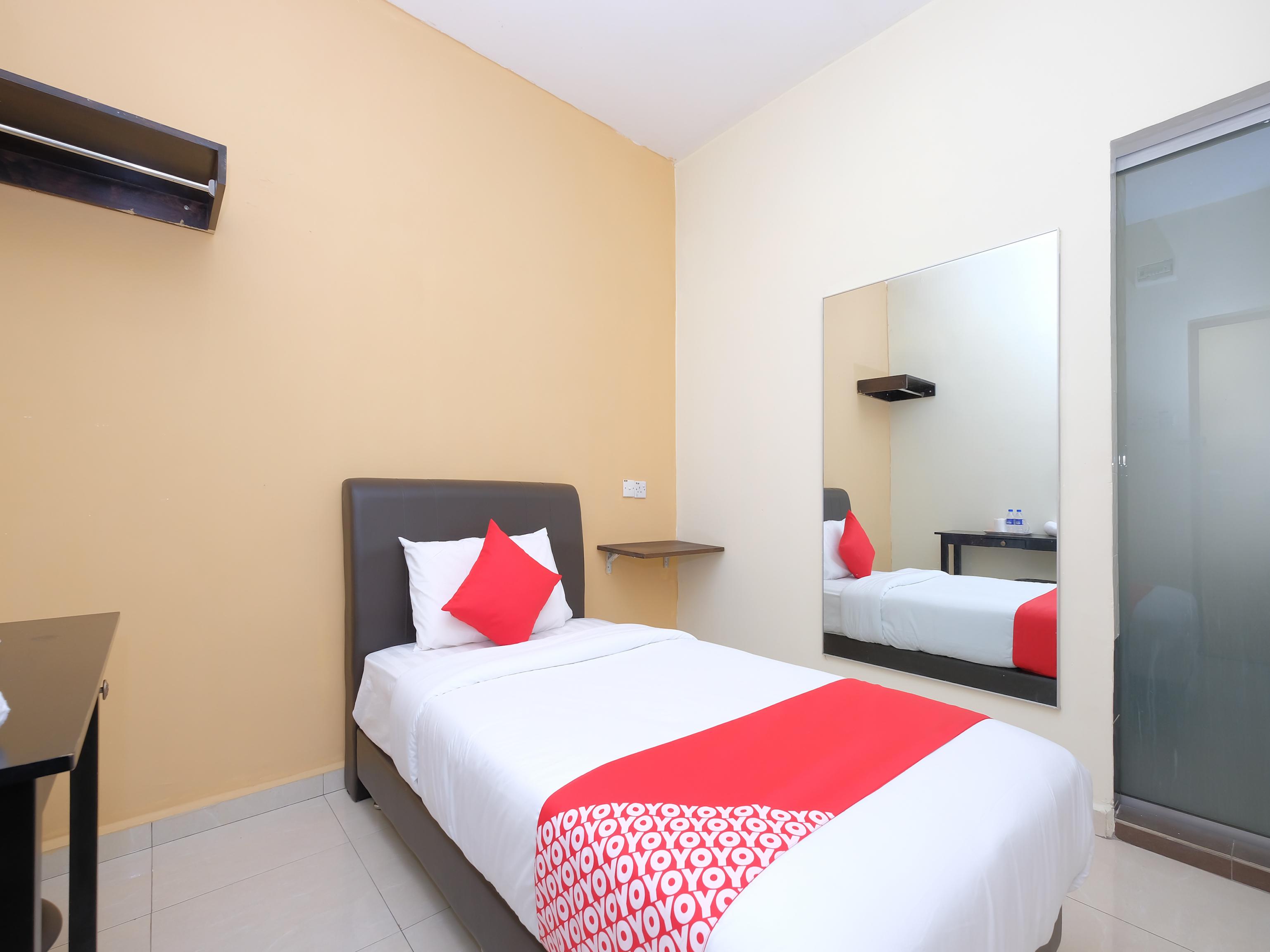Oyo 89493 Q Hotel Mentakab Mentekab Exterior photo