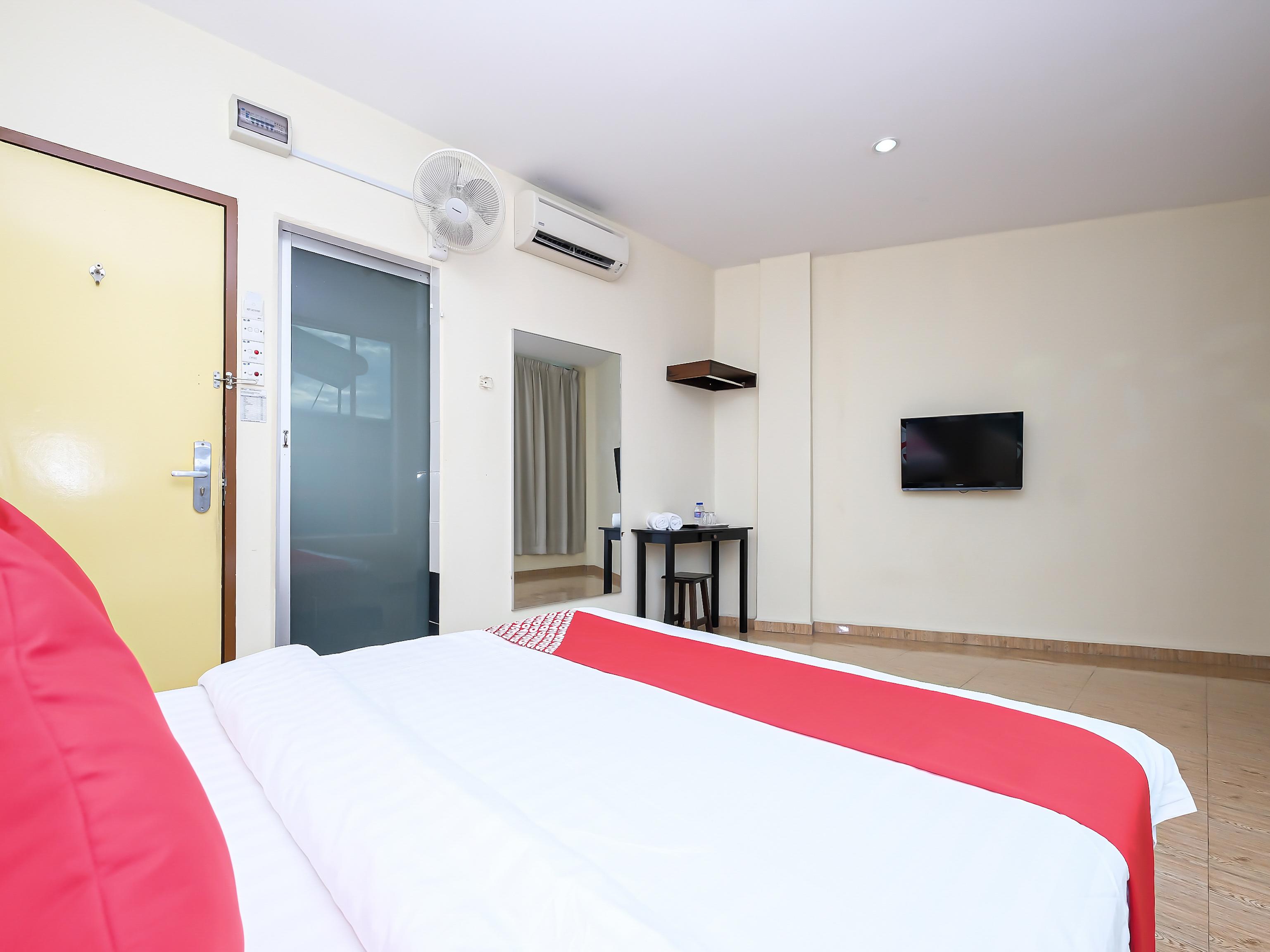 Oyo 89493 Q Hotel Mentakab Mentekab Exterior photo