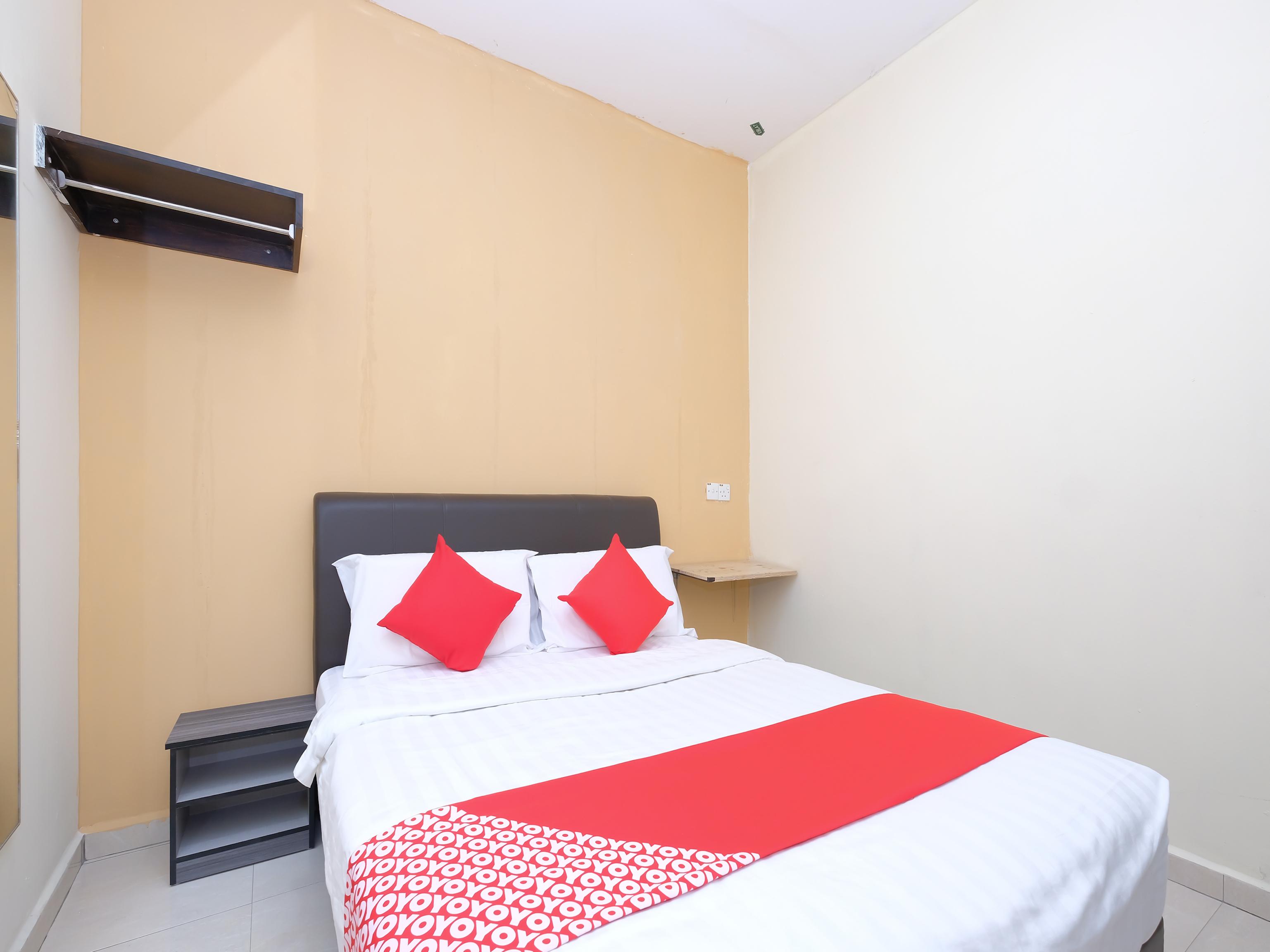 Oyo 89493 Q Hotel Mentakab Mentekab Exterior photo