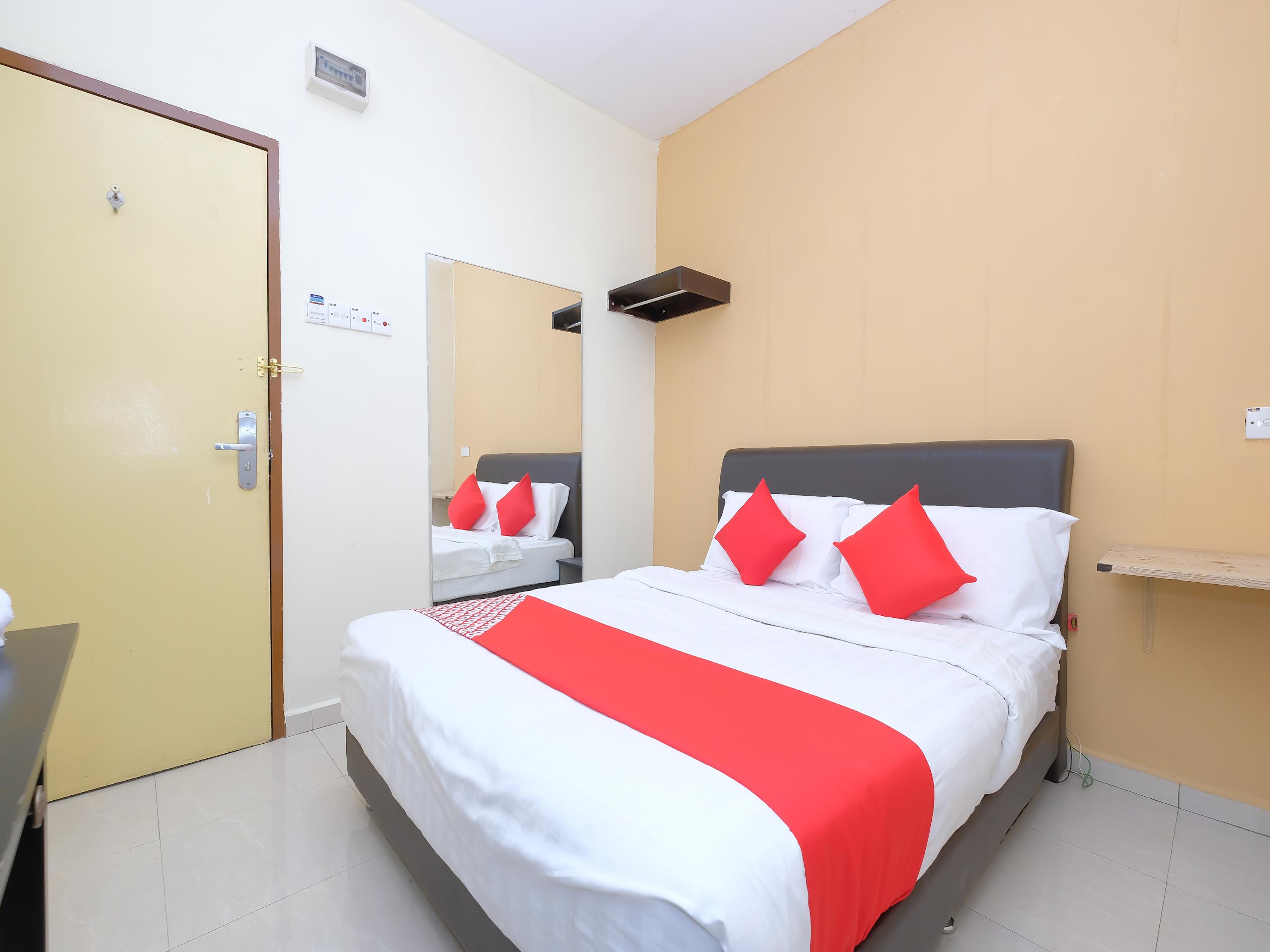 Oyo 89493 Q Hotel Mentakab Mentekab Exterior photo